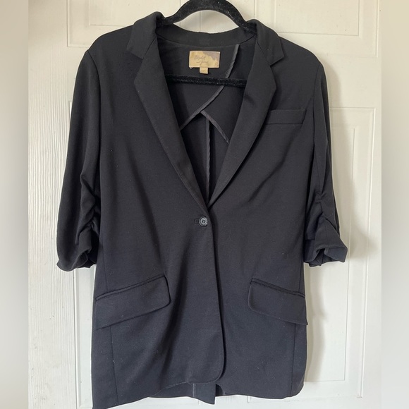 Elizabeth & James Black one-button Blazer - Picture 2 of 16